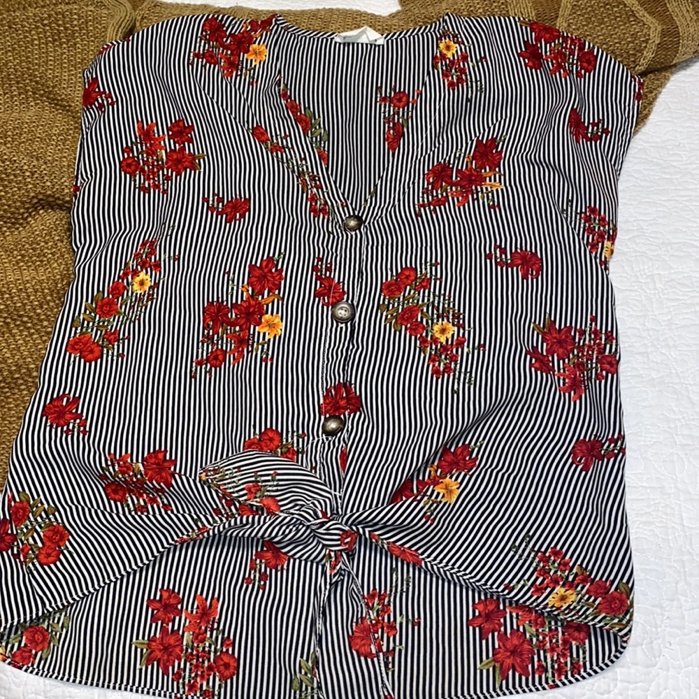 Short sleeve button down - Picture 2 of 8
